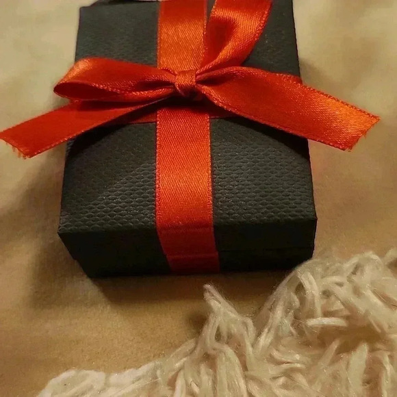 1/10 CTTW Diamond Sterling silver earrings - Picture 2 of 10